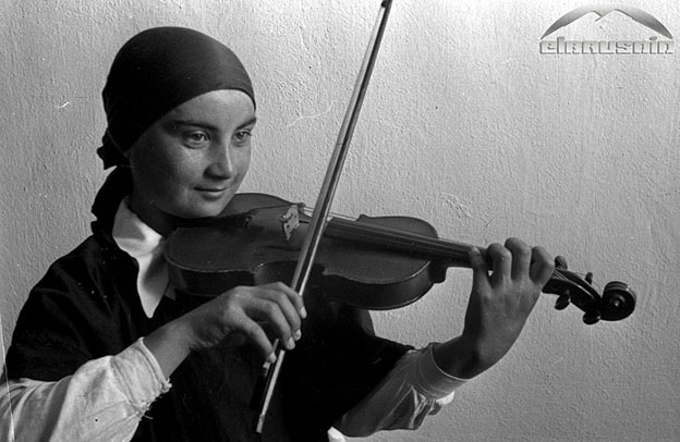 Скрипачка К. Шаваева из селения Чегем 1-й за игрой на скрипке. 1937 год