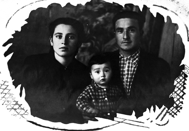 Рустем Эмиров (на фото в центре) с родителями, 1951 год, Узбекистан