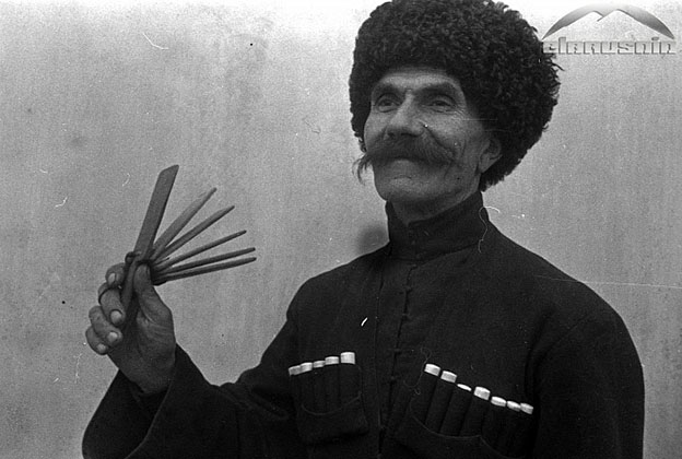 Национальный музыкальный инструмент. 1938 год. Карачаевская автономная область