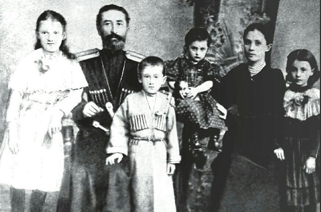 Мисост Абаев с семьей