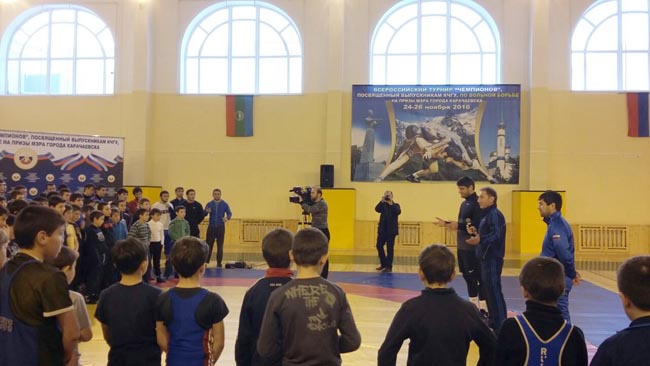 На встрече с заслуженным мастером спорта Казахстана, серебряным призером Олимпиады-2000 Исламом Байрамуковым