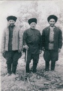 Джарашты Кертиевич Байрамуков (в центре) атаул - Тырнакълары, двое других - Узденовы