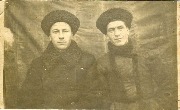 Узеир Хапаев (слева) и его товарищ Чоппа Алиев  Взято у Р.Т. Хатуева