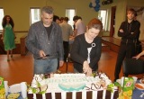 Разрезать торт были приглашены один из разработчиков сайта Анзор Семенов и народная писательница КЧР Фатима Байрамукова.
