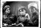 Курман Кипкеев (в центре) с фронтовыми друзьями (Ortada Kipkeleni Kurman? Kesini urushchu tengleri bla)