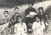 Сагид Аккизов с дочками и племянниками, 1962-63 гг.
