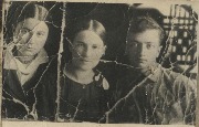 Алиевы: слева Айшат (Рая) Джумаруковна, Роза Джумаруковна и Бекмурза Дудаевич Боташев