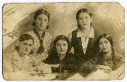 Сидят слева направо: Фатима Макитова, Зайнаф Османовна Аккизова. Остальные неизвестны.  Нальчик, 1939 г.