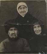 сидит Махамет Апаев, стоит его племянница Чунак Апаева