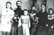 Мисост Кучукович Абаев с семьей