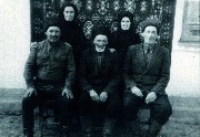 Крайний слева Эльмырза Байчоров