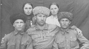 Алиев Ракай Тауканович (1916-2003) (в центре) Атаул: Муртазлары