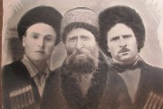 Зекерья-хаджи Акбашев, его сын Ибрагим и внук Исмаил Селение: Учкулан