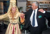 Руководитель делегации КЧР - заместитель Председателя Правительства республики, не смог отказать в танце пригласившей его девушке. 