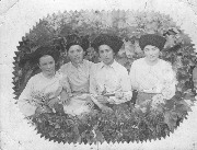 Слева направо: Айшат Богатырева, Патия Хубиева, Зухра Хубиева, Аминат Алиева. 15 июня 1940 г.