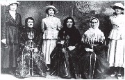 Сидят (слева направо): Карамурзина, Уху Баразбиева, Мисирхан Баразбиева (жена Дадаша Балкарукова) Стоят - дочери Дадаша Балкарукова