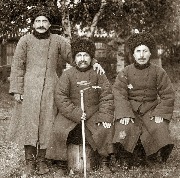 Слева направо: Осман Байчоров, Гюргокъа Байчоров (атаул: Беденелеры), Касым Боташев, с. Нарым, Томский округ, 1929 г.  Осман племянник Гюргокъа, а Касым Боташев их зять.
