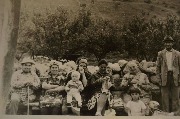 Верхняя Балкария, 1980-е  Слева направо: Солтан Байсиев, рядом его супруга- Абат Байсиева (Каркаева), Лейла Аккиева (Мисирова), Галя Таукенова, Халимат Байсиева (Каркаева), ХаджиИсмаил Мамаев. Девочка- Азинат Байсиева.