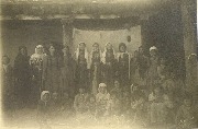 Группа жителей селения Ишканты во дворе дома Абаевых, 1913 г.