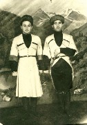 Азрет Акбаев (слева) и Ахмат Кубанов, студенты КЧГУ, 1964 г.