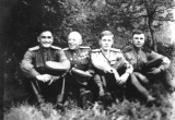 Майор Хамзат Бадахов, командир эскадрона (крайний слева)
