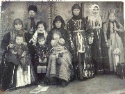сидят: Тамбиева (Коркмазова) Бабуш Наибовна, на руках сын Умар Биасланович Тамбиев, Коркмазова (Аджиева) Калау, на руках внучка,она мать Бабуш и Гогуш.   стоят слева на право: Ардухановы, дети Муслима и Гогуш: Асланбек, Гогка-стоит справа первая, Добакай, Аминат и Шаша-на руках бабушки, Ардуханова (Коркмазова) Гогуш Наибовна, супруга Муслима и Коркмазова (Боташева) имя?, она супруга Хамзата.