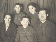 Аккизов Алий Сосранович с женой и детьми