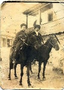 Абайханов Ильяс Шогаибович (слева) Селение: Верхняя Теберда