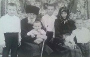 Апаев Абу с женой Магомедовой Ханифой (Балдан) и внуками.  аул Хурзук