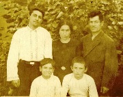 Аккизов Алий Сосранович с женой, детьми и другом.