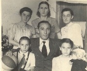 Умар Баблашевич Алиев  (1911 - 1972) с семьей в годы депортации Атаул: Умарлары г. Фрунзе, 1948 г.