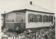 Во дворе с Эдиком. Дом Х. Байрамуковой с 1957 по 1971 г. Черкесск