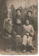 Дети Абдул-Кадыра Аминова, первая справа Фатима (Эркенова), в центре сидит Салима (Биджиева) фото 1933 г.