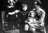 Ибрагим Хамзатович Урусбиев, полковник царской армии, с детьми и женой Соней, урожденной Абаевой