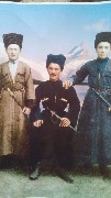 Слева - Хызыр Джанхотович Байрамкулов,  В центре - Юсуф Исмаилович Акбаев Справа - кабардинец