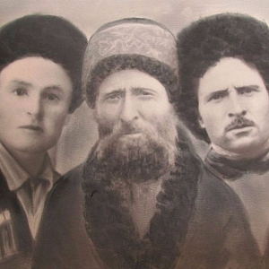Зекерья-хаджи Акбашев, его сын Ибрагим и внук Исмаил Селение: Учкулан