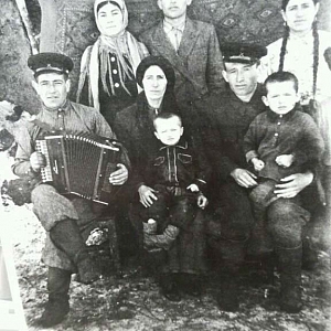Семья Атабиева Магомета Матгериевича.  Снимок сделан в Казахстане в годы переселения.