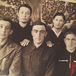 В центре - Юсуф Айсандыров, справа от него Алеш Магомедов, слева Барасбиев Ануар, девушки Джаухарат и Рая Магомедовы