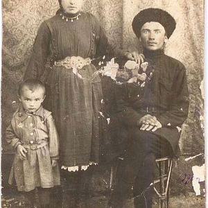 Атакуев Хаммат (Магомет) Бекболатович с сестрой Атакуевой Патимат и сыном Атакуевым Ахматом. Cеление Кёнделен, 1936 год.