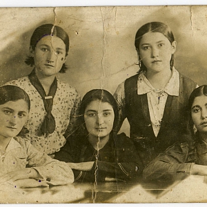 Сидят слева направо: Фатима Макитова, Зайнаф Османовна Аккизова. Остальные неизвестны.

Нальчик, 1939 г.