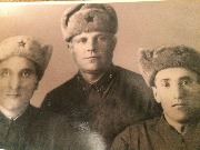 Фотографии 1942 года с фронта. Каппушев Магомет с сослуживцами (слева), Справа Байрамуков, Командир (Неизвестна фамилия) (посередине)